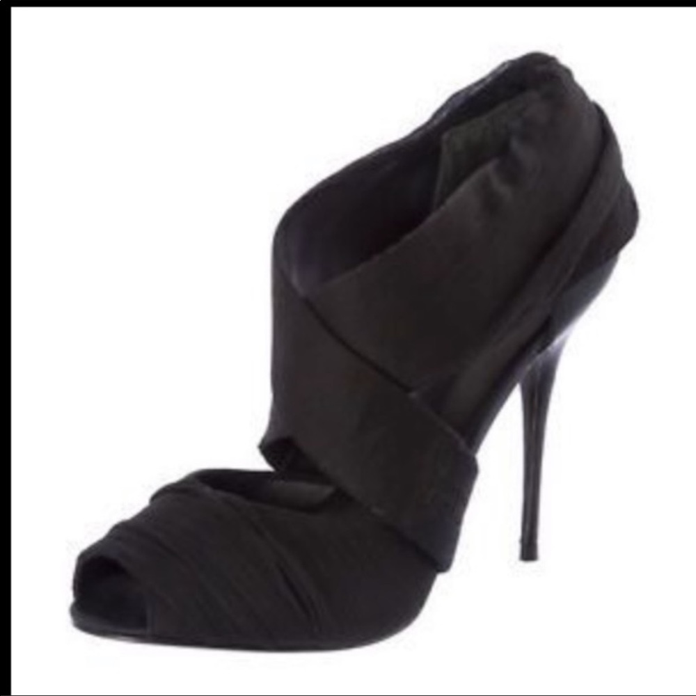 Elizabeth and James- size 6 shoes